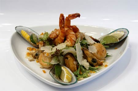 Салат с морепродуктами, рукколой и кедровыми орешками