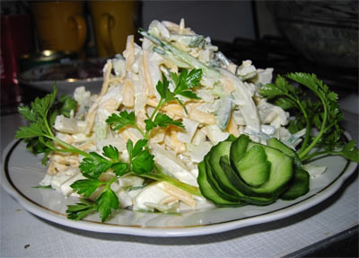 Простой салат с кальмарами и огурцом