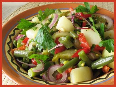 Салат из фасоли с томатным соусом и овощами