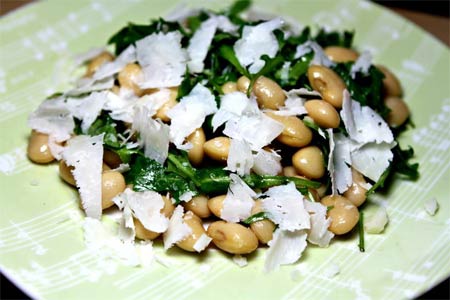 Зеленый салат с фасолью и сыром