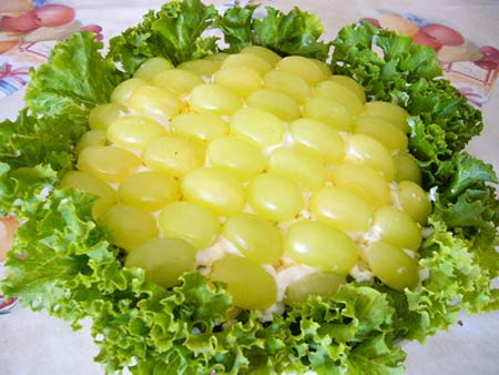 Салат с курицей и виноградом