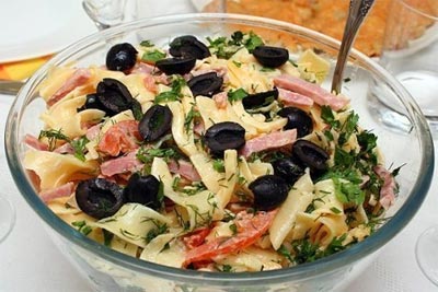 Итальянский салат с сыром, ветчиной и овощами