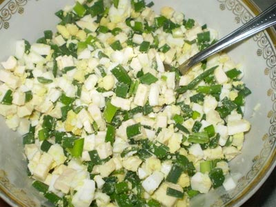 Несложный салат с зеленым луком
