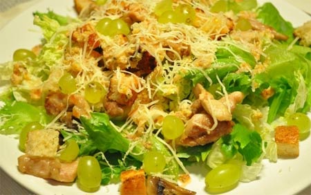 Зеленый овощной салат с курицей фриллис