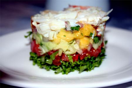 Сырный слоеный салат с ананасом