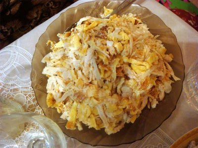 Салат с омлетом и куриным филе