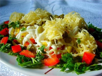 Морской салат с плавленым сыром и минтаем