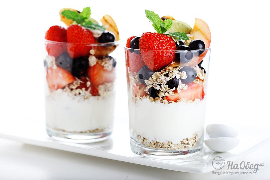 Ингредиенты для йогурта с ягодами и мюсли